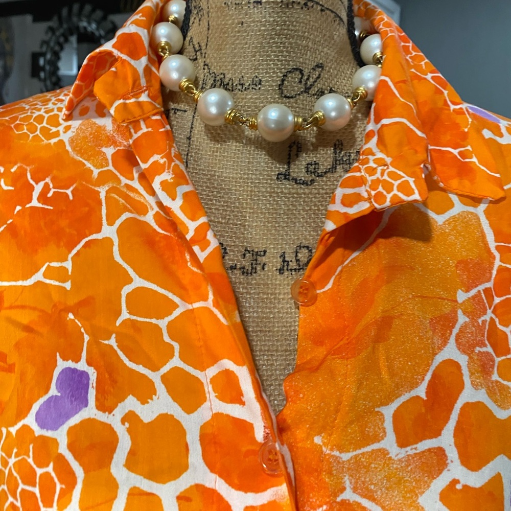 Beautiful vibrant button down - Picture 3 of 5